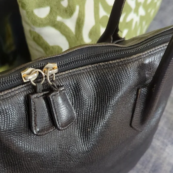 Henri Bendel VINTAGEClassic LG shoulder tote-Black Textured Leather Zip Closure